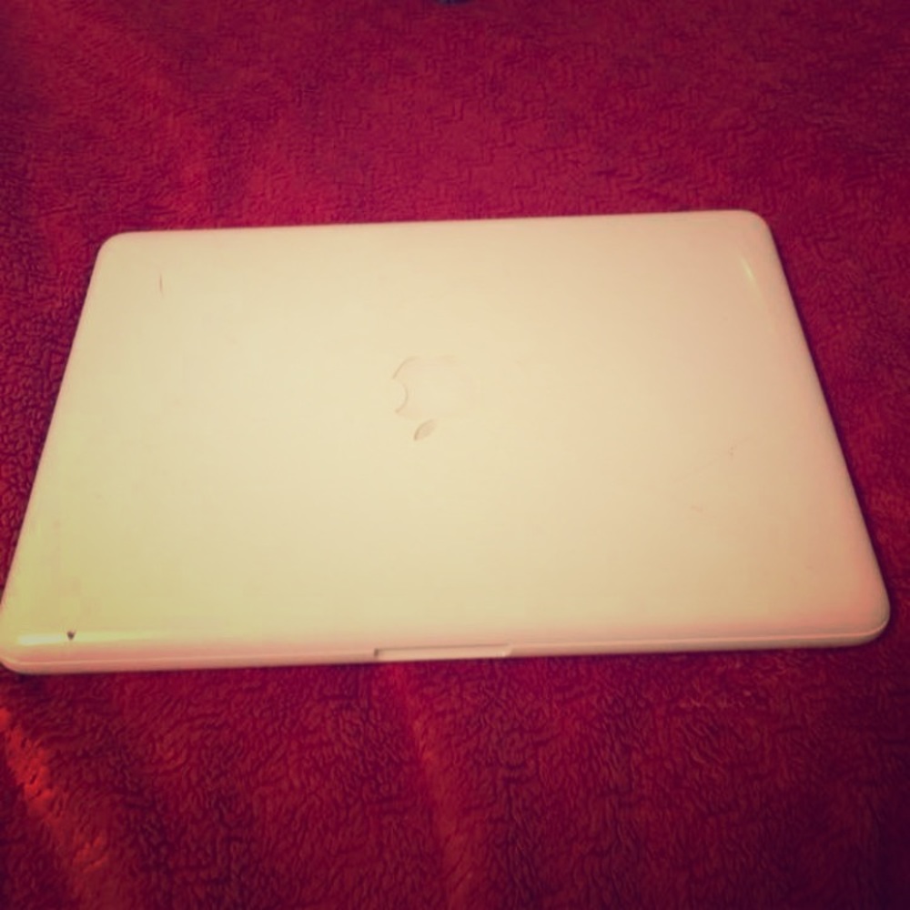 White Apple MacBook 15 inches EXCELLENT CONDITION